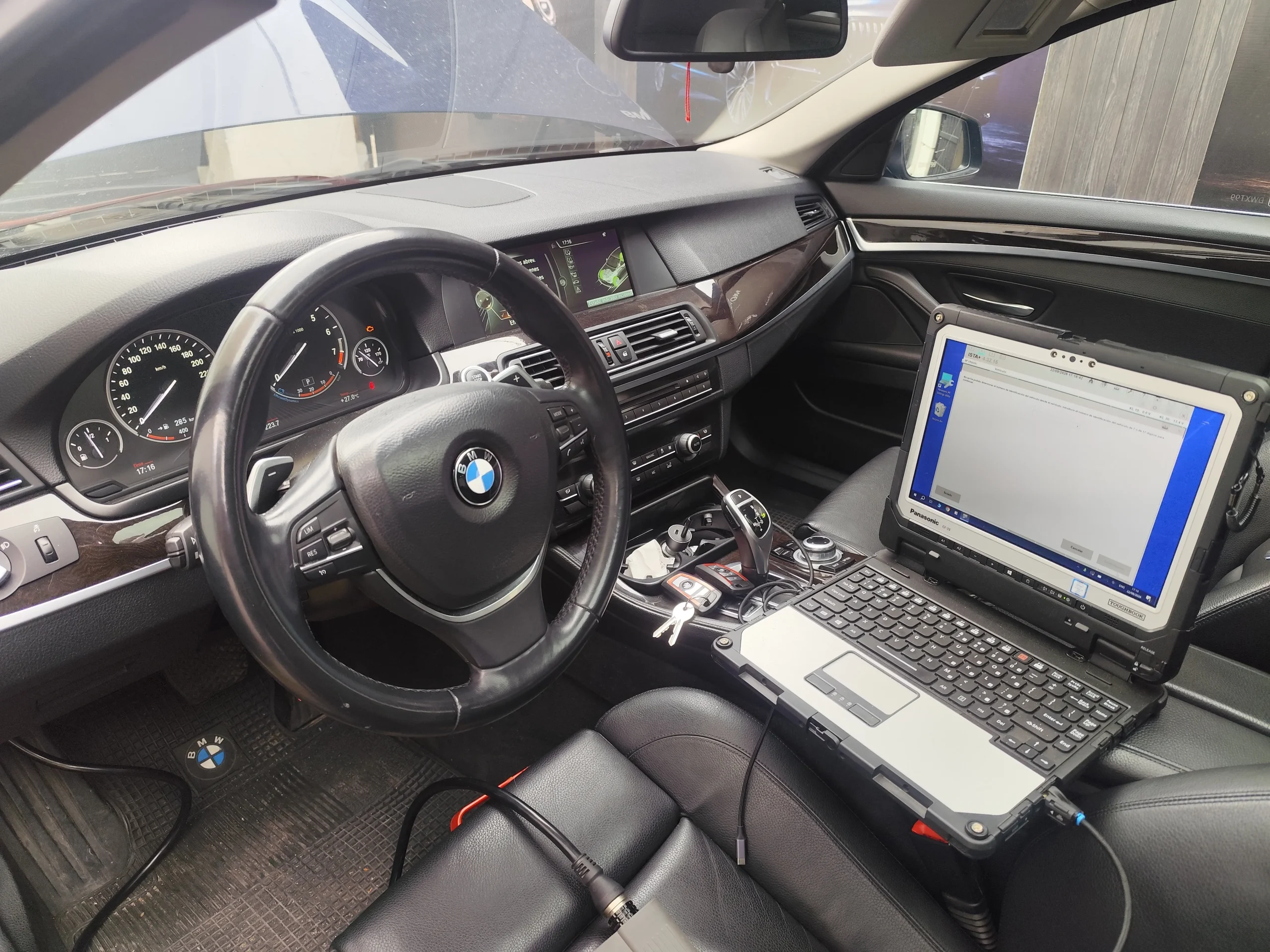 Equipo de programación BMW conectado a un BMW Serie 5 durante la copia de una llave en NELLA BMW, Ñuñoa