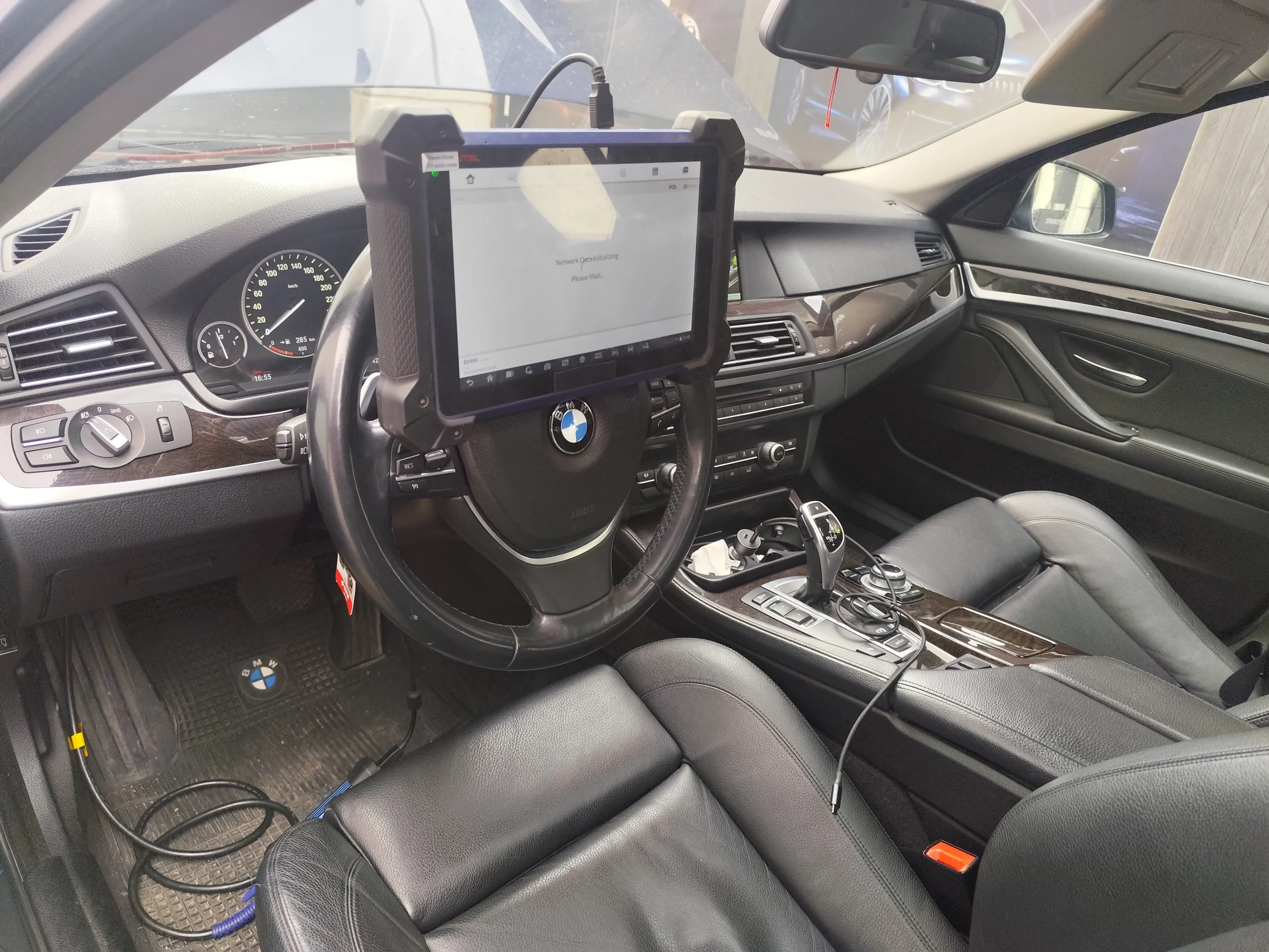 Scanner BMW conectado en el volante de un BMW – guía BMW no reconoce la llave