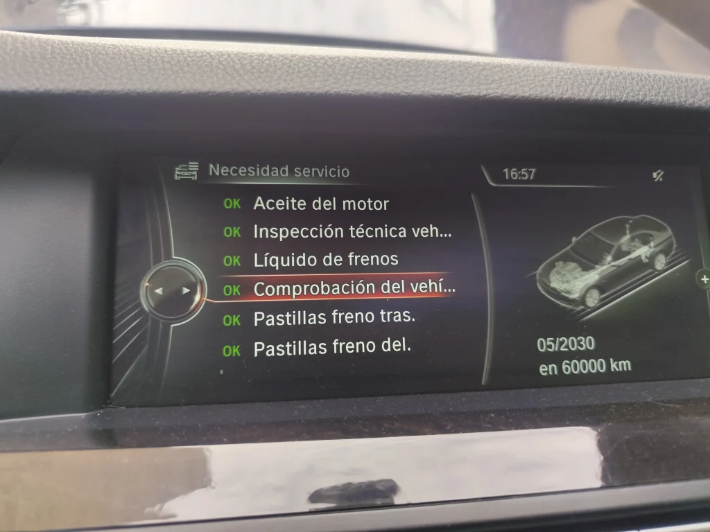 Pantalla iDrive de un BMW con todos los testigos de servicio en OK tras el reset en NELLA BMW, Ñuñoa